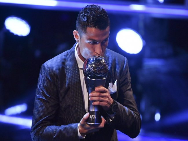 É penta: Cristiano Ronaldo se iguala a Messi com prêmio de melhor do mundo