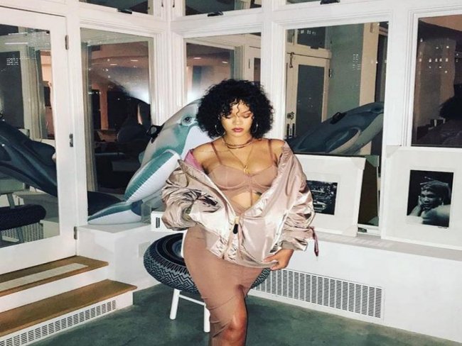 Rihanna provoca com fotos de lingerie e leva seguidores à loucura