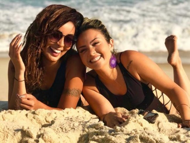 Carol Nakamura curte praia com amiga e fã pergunta: 'Namoradas?'