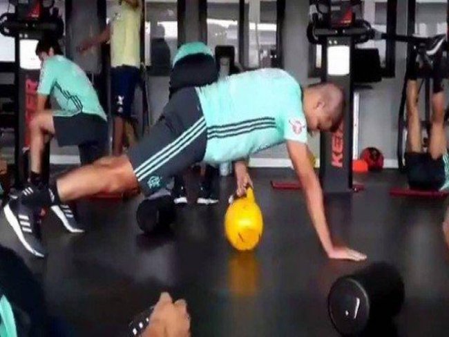 Após tumor no testículo, Ederson volta a treinar no Flamengo