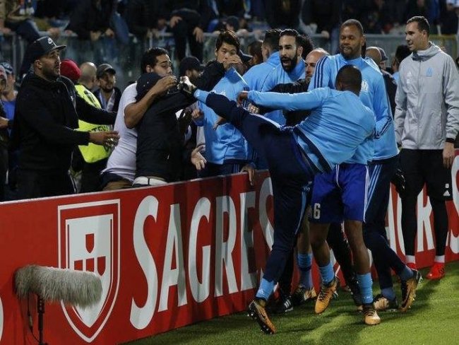 Após agredir torcedor, Evra é demitido do Olympique de Marselha