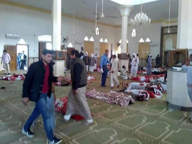 Bombas e tiros matam mais de 200 em mesquita no Egito