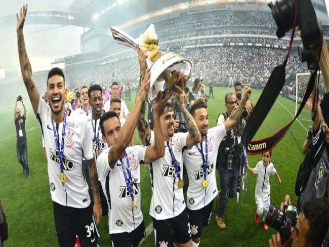 Corinthians ergue a taça de campeão após 2 a 2 com Atlético-MG