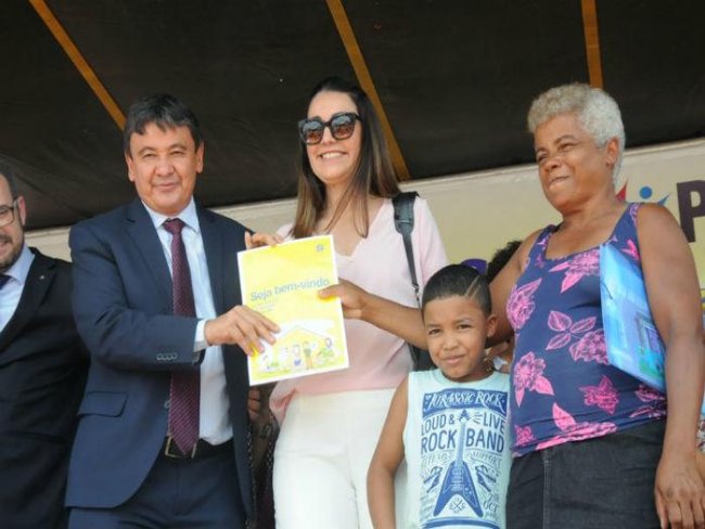 Wellington Dias participa da entrega de 500 unidades habitacionais