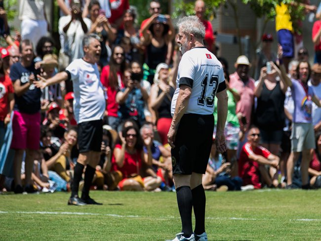 Lula e Chico Buarque jogam futebol em campo do MST em ato de desagravo