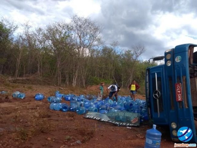 Caminhão carregado de água mineral tomba na rodovia BR-222