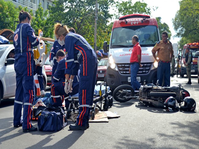 Acidente com motocicleta deixa duas pessoas feridas na Frei Serafim