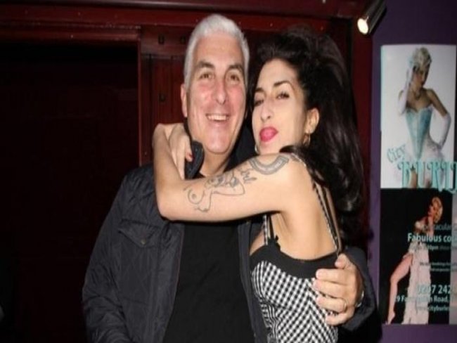 Pai de Amy Winehouse diz receber visitas do espírito da filha