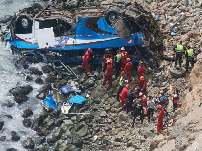 Ônibus cai em abismo de 100m de altura e mata 25 pessoas no Peru