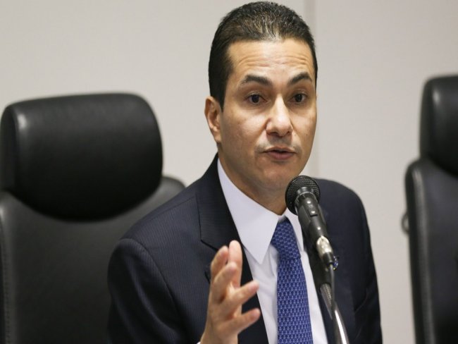 Ministro Marcos Pereira entrega carta a Temer pedindo demissão
