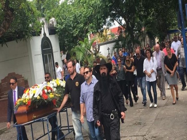 Delegado achado morto em porta-malas de carro é enterrado no Rio
