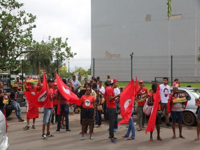 Grupo faz vigília na Justiça Federal  em apoio ao ex-presidente Lula em Teresina