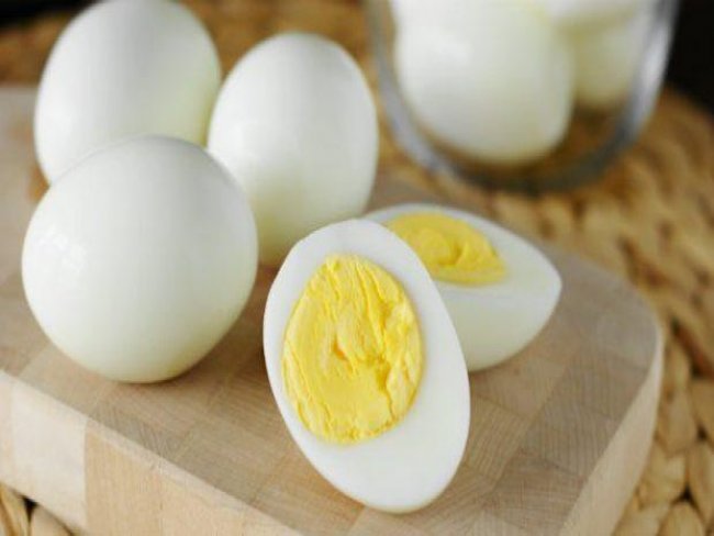 Comer o ovo inteiro é melhor para a saúde, diz especialista