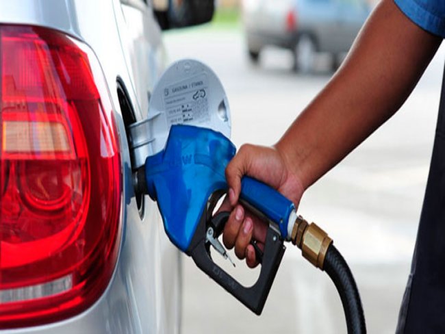 Petrobras anuncia redução do preço da gasolina em 3% nas refinarias