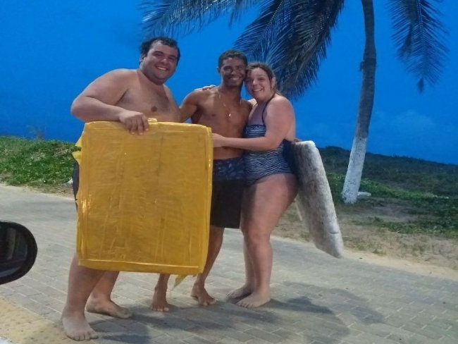 Barraqueiro usa tampas de isopor e salva casal de turistas de afogamento
