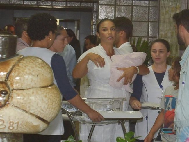 Ivete Sangalo deixa maternidade com as gêmeas, em Salvador