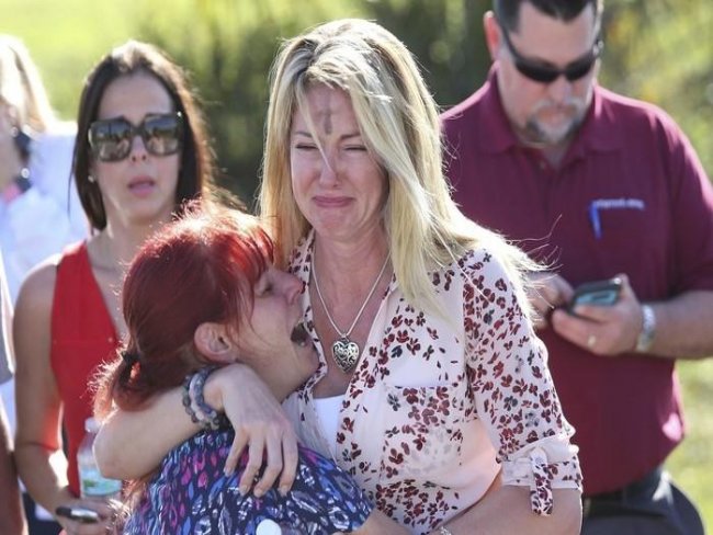 Atirador deixa 17 mortos em escola nos EUA