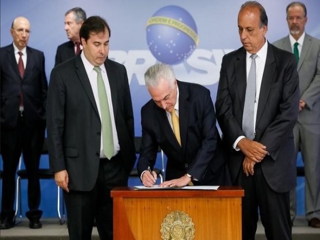 Temer assina decreto determinando intervenção federal no Rio