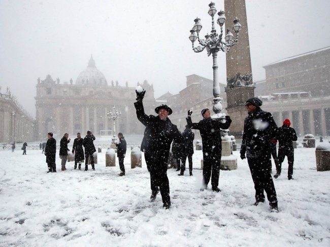 Coberta de neve, Roma fecha escolas e tem voos cancelados