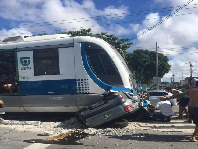 Duas pessoas morrem em acidente entre carro e VLT em Maceió