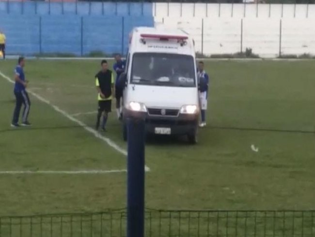 Jogador passa mal em partida de futebol e ambulância quebra no PI