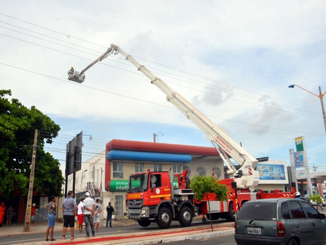 Incêndio atinge depósito de loja na Avenida Miguel Rosa