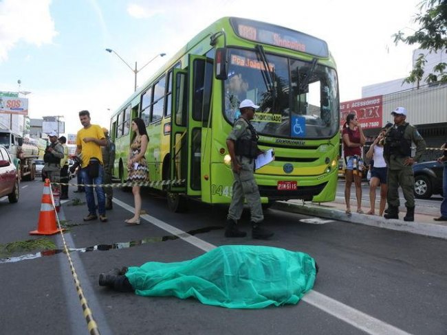 Mecânico morre atropelado por ônibus no corredor da integração