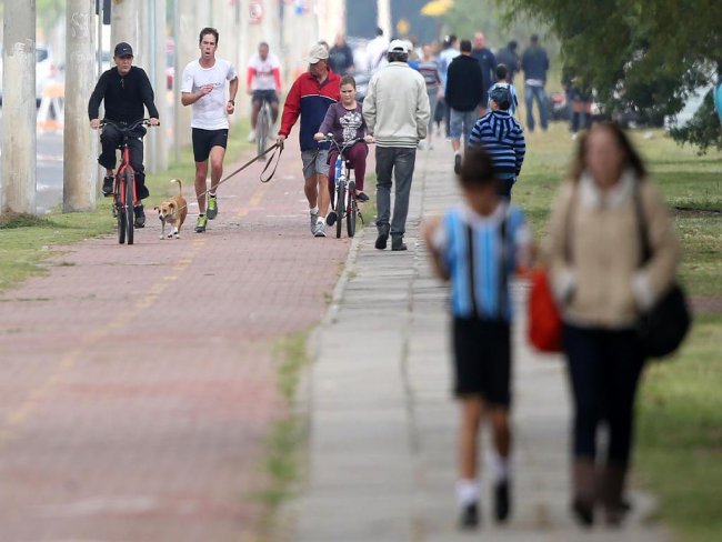 Início das multas para pedestres e ciclistas no Brasil é adiado para 2019