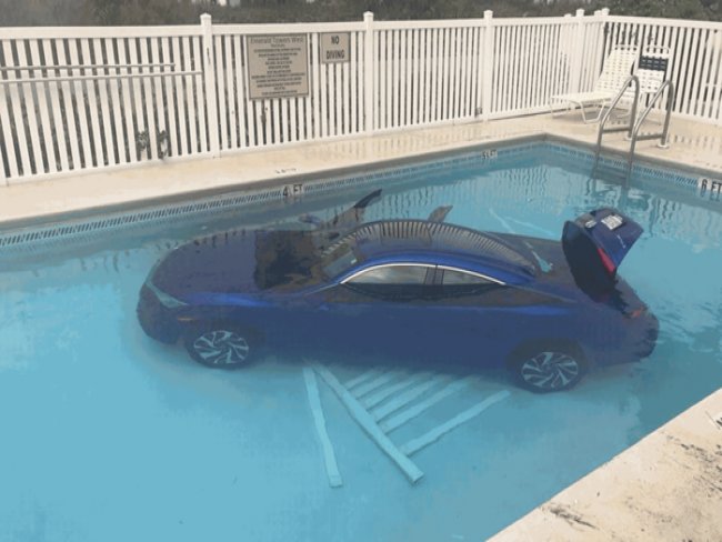 Mulher esquece de puxar o freio e carro cai em piscina nos EUA
