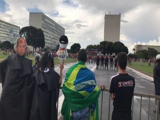 Manifestantes fazem ato em dia de julgamento de HC de Lula