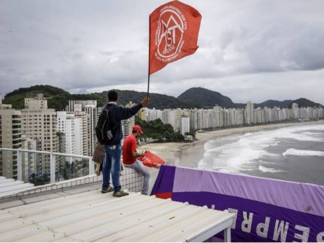 Manifestantes desocupam triplex atribuído a Lula em Guarujá
