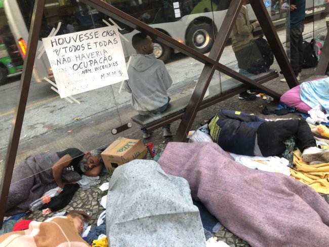 Moradores do prédio que desabou dormem na rua e sofrem com furtos