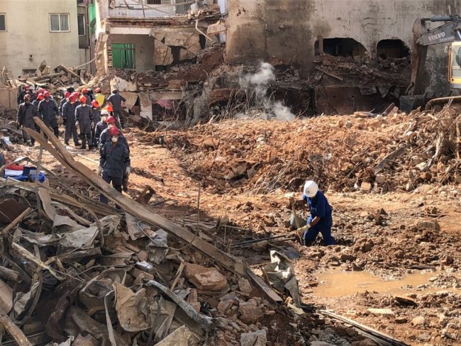 Bombeiros acham restos mortais de 3ª vítima em escombros de prédio