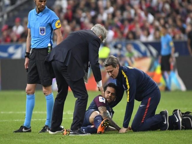 Daniel Alves está fora da Copa do Mundo 2018 por lesão no joelho
