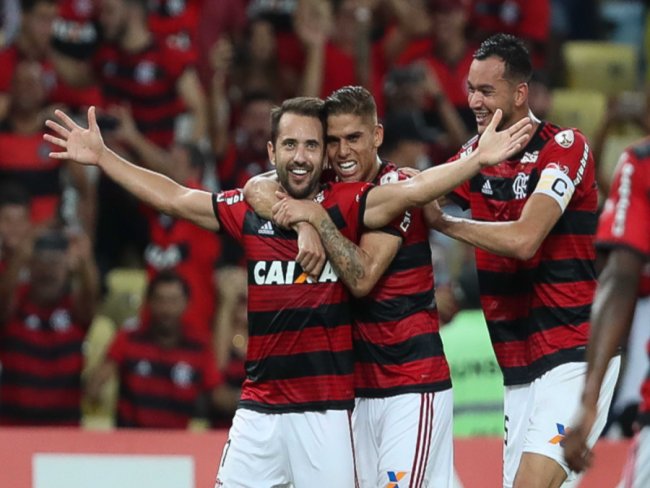 Flamengo vence Emelec e avança para as oitavas pela 1ª vez desde 2010