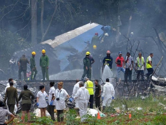Avião cai com 113 pessoas após decolar de aeroporto em Havana