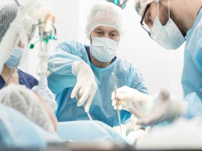 Jovem realiza cirurgia após viver 19 anos com órgãos fora do corpo