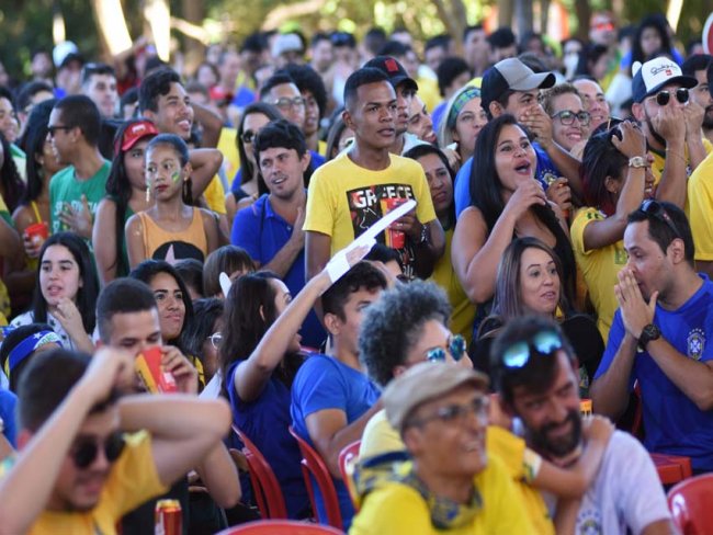 Brasil vence por 2 a 0 e avança na Copa; veja torcida em Teresina