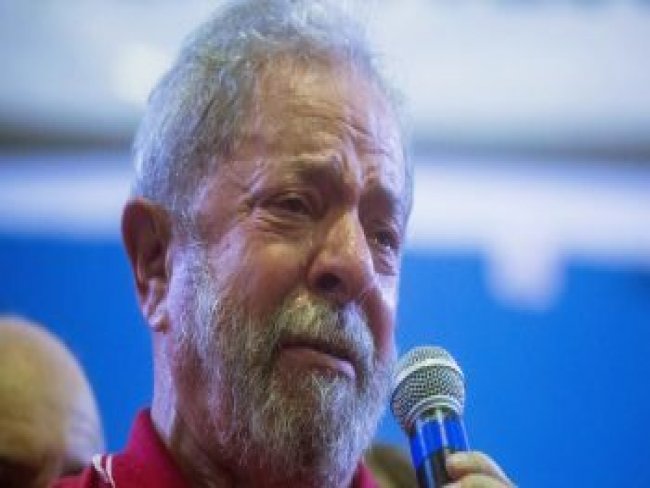 É muito sofrido assistir ao jogo do Brasil sem um amigo, afirma Lula