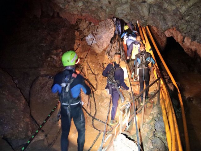 Último garoto e técnico deixam caverna, diz Marinha tailandesa
