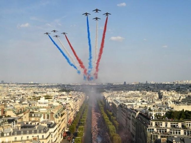 Seleção francesa é ovacionada por torcedores ao chegar em Paris