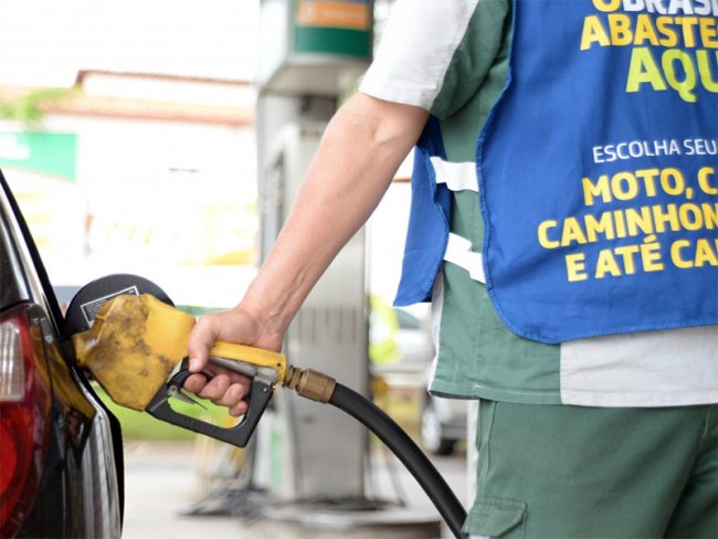Petrobras anuncia que gasolina nas refinarias terá alta de 0,5% amanhã