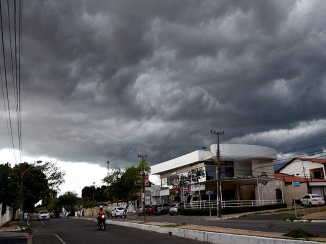 Piauí registra dia nublado com pancada de chuva e trovoadas