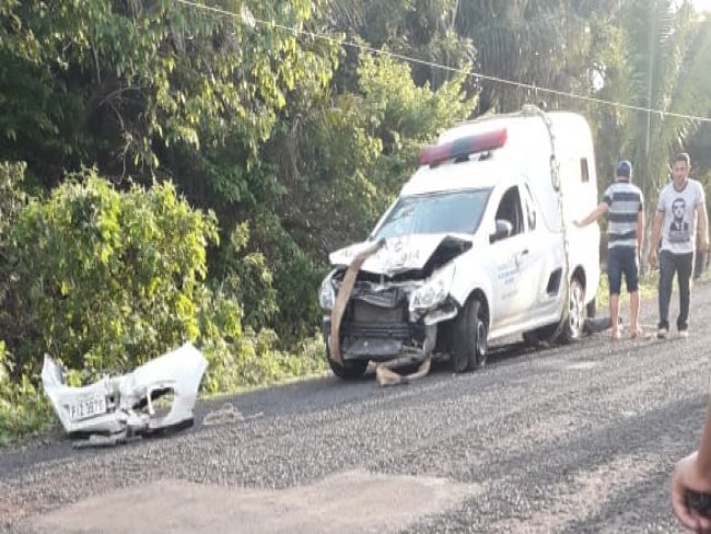 Motorista em 'alta velocidade' colide ambulância em Matias Olímpio