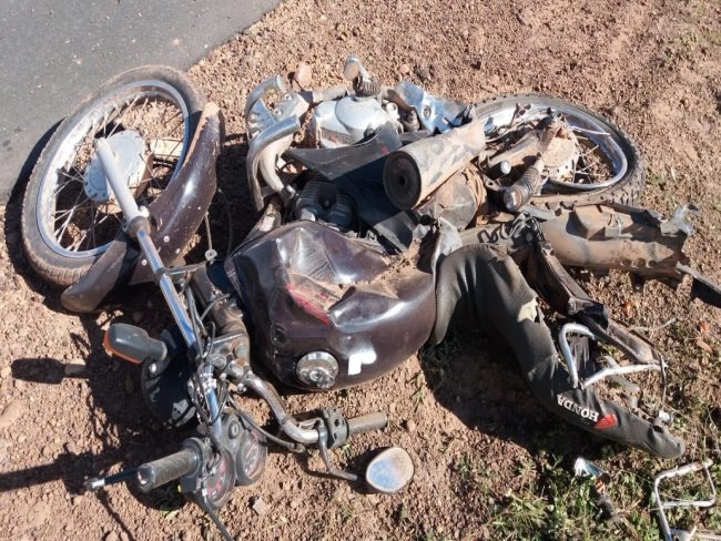 Mulher em motocicleta morre após ser colida por caminhão na BR-135 