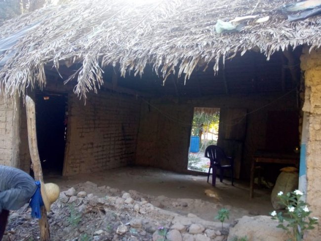 Lar de família que vivia em casa sem paredes está sendo reconstruído com ajuda de voluntários