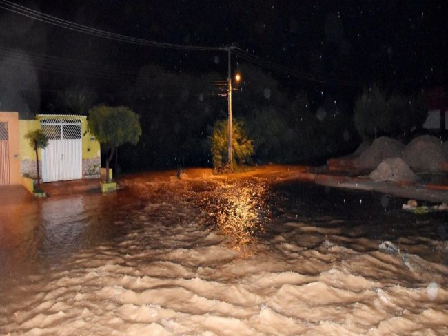 Açude transborda, invade casas e deixa moradores assustados com risco de enchente