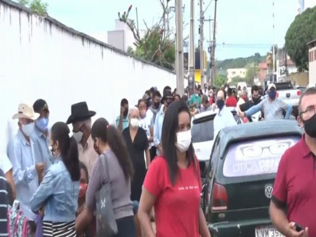 Idosos esperam mais de 15 horas e se aglomeram em filas para pegar senha de vacina contra Covid-19 no Piauí