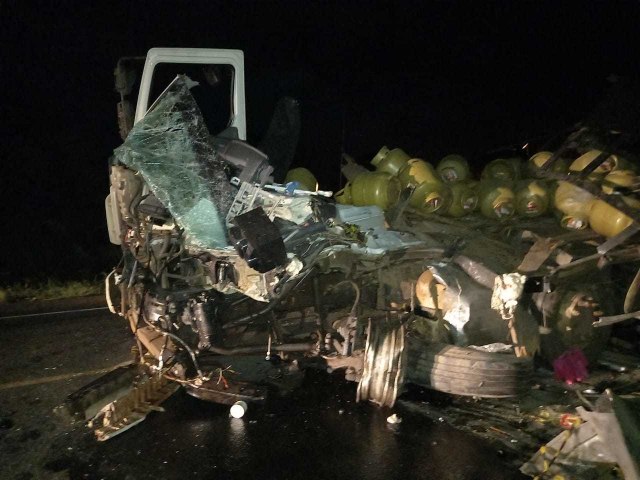 Colisão entre duas carretas deixa uma pessoa morta e três feridas em Timon (MA)