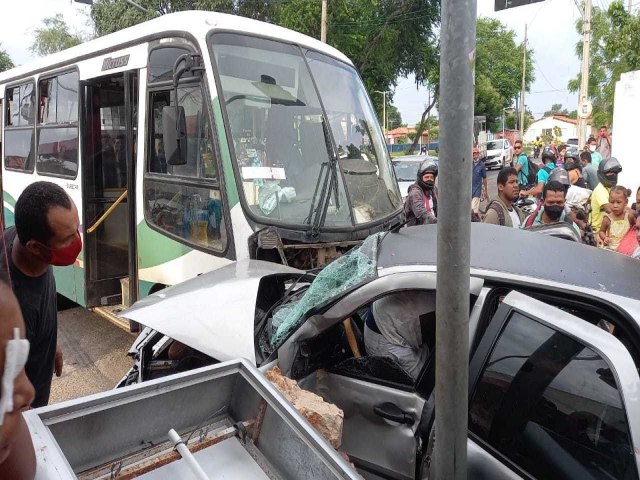 Família fica ferida após colisão com micro-ônibus na Zona Norte de Teresina